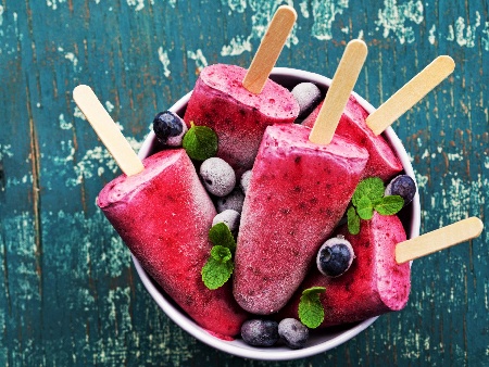 Лесен домашен сладолед от горски плодове със сок от ягоди - снимка на рецептата